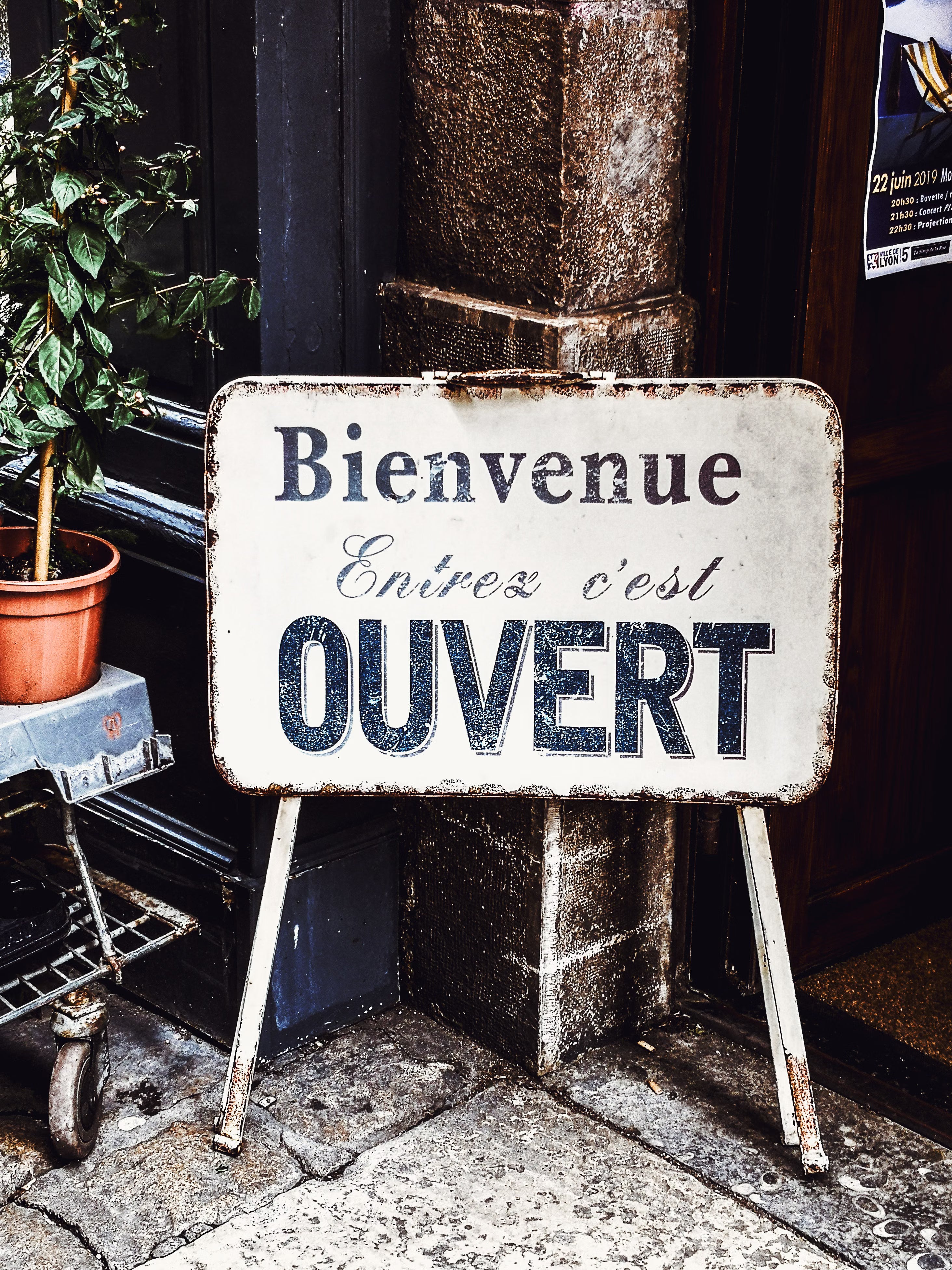 Sign reading Bienvenue, entrez c'est ouvert